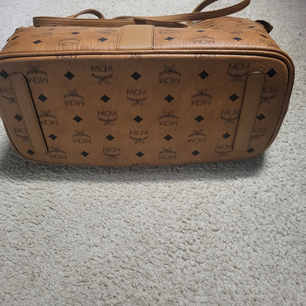 Authentic MCM  Reversible Liz Shopper in Visetos  new